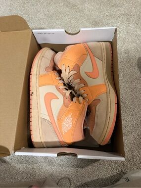 Wmns Air Jordan 1 Mid ‘Apricot’